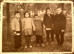 В дъното къщата на В.Попов